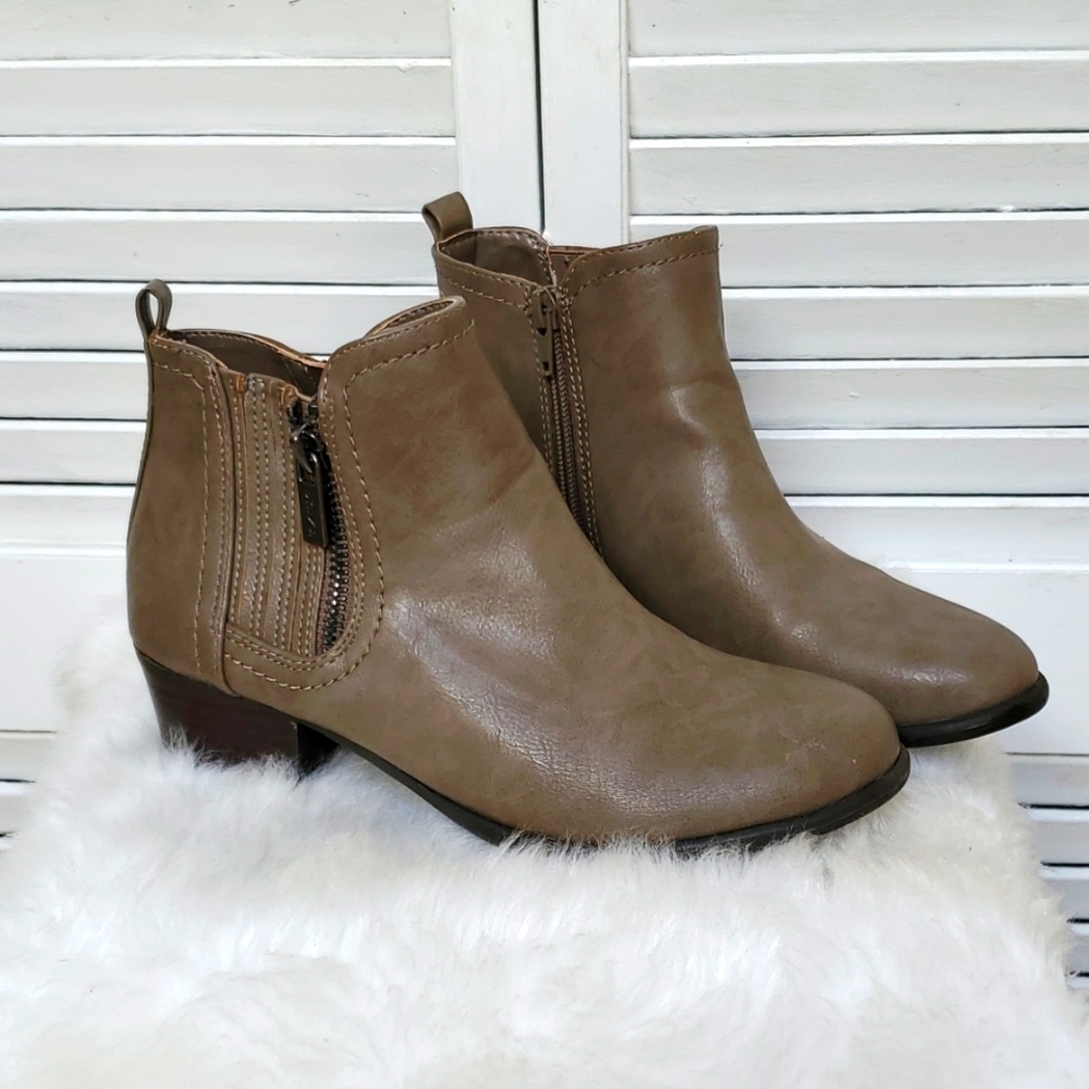 Unisa Unparson Tuape Ankle Boots NWOT Size 6
